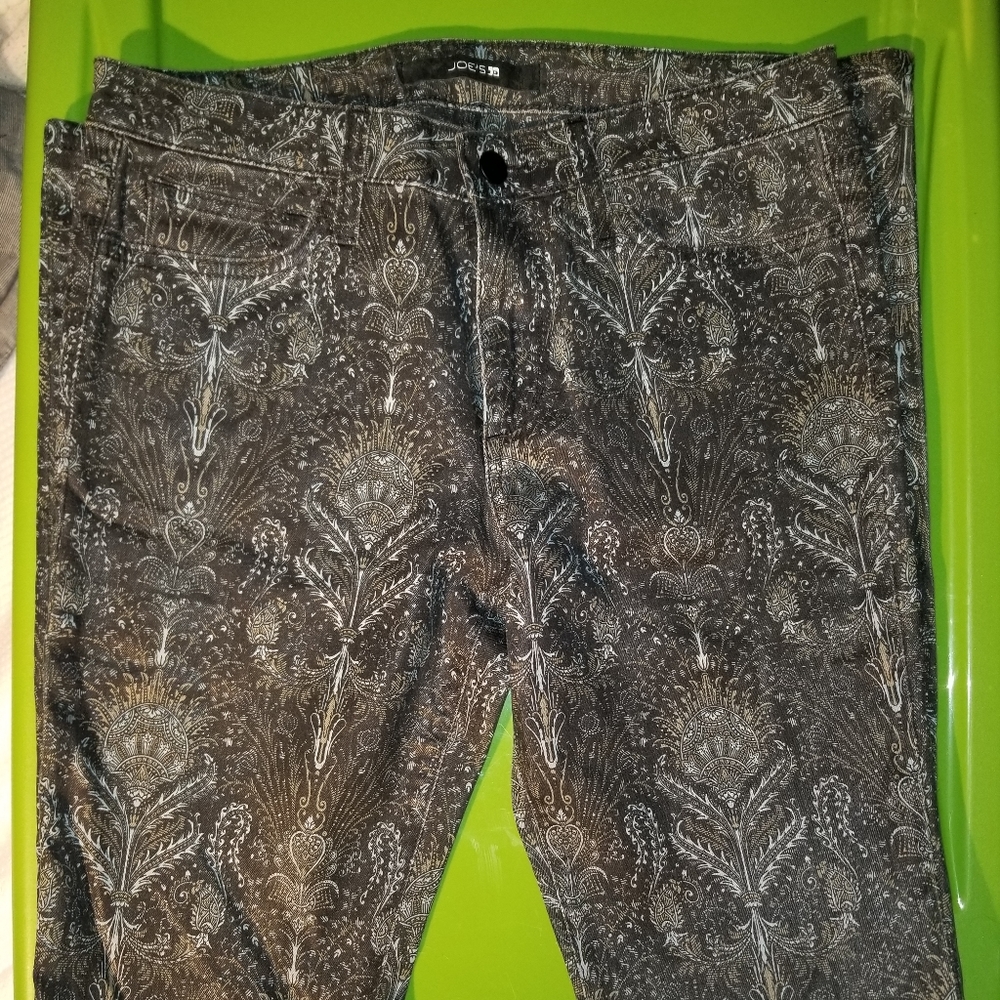 Joe's Skinny Jean with an intricate design - Picture 1 of 8
